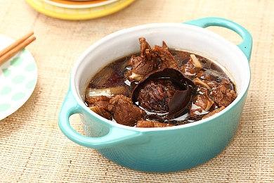 《女神异闻录：夜幕魅影》地铁撞人反派成热点 玩家惊叹现实版缩影